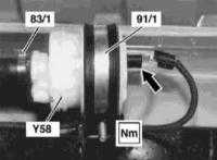 6.11 Снятие и установка запорного топливного клапана (только американские модели)